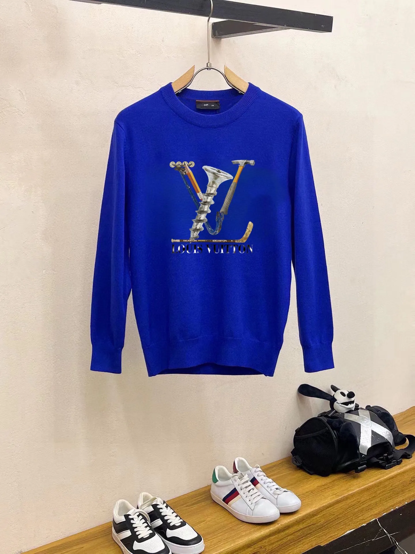 🅿️240 【LV Louis Vuitton】Autumn and winter classic round neck pullover sweater, in full condition! ! ! Wool blended fabric, the latest model in 2025, golden ratio! ! Slim-fitting soft gold, versatile and practical item, the combination and practicality are extremely powerful, simple and elegant, and classy! To create your own style, it is highly recommended to buy it in two colors. The standard slim fit tailoring process is suitable for both young and old men. It is knitted from wool and will not cause any discomfort! While keeping warm, it is stylish, textured and wearable, and the classic logo with contrasting colors on the chest feels in place! ! Recommended for regular customers! ! Size M-3XL (maximum wear: 190 pounds)